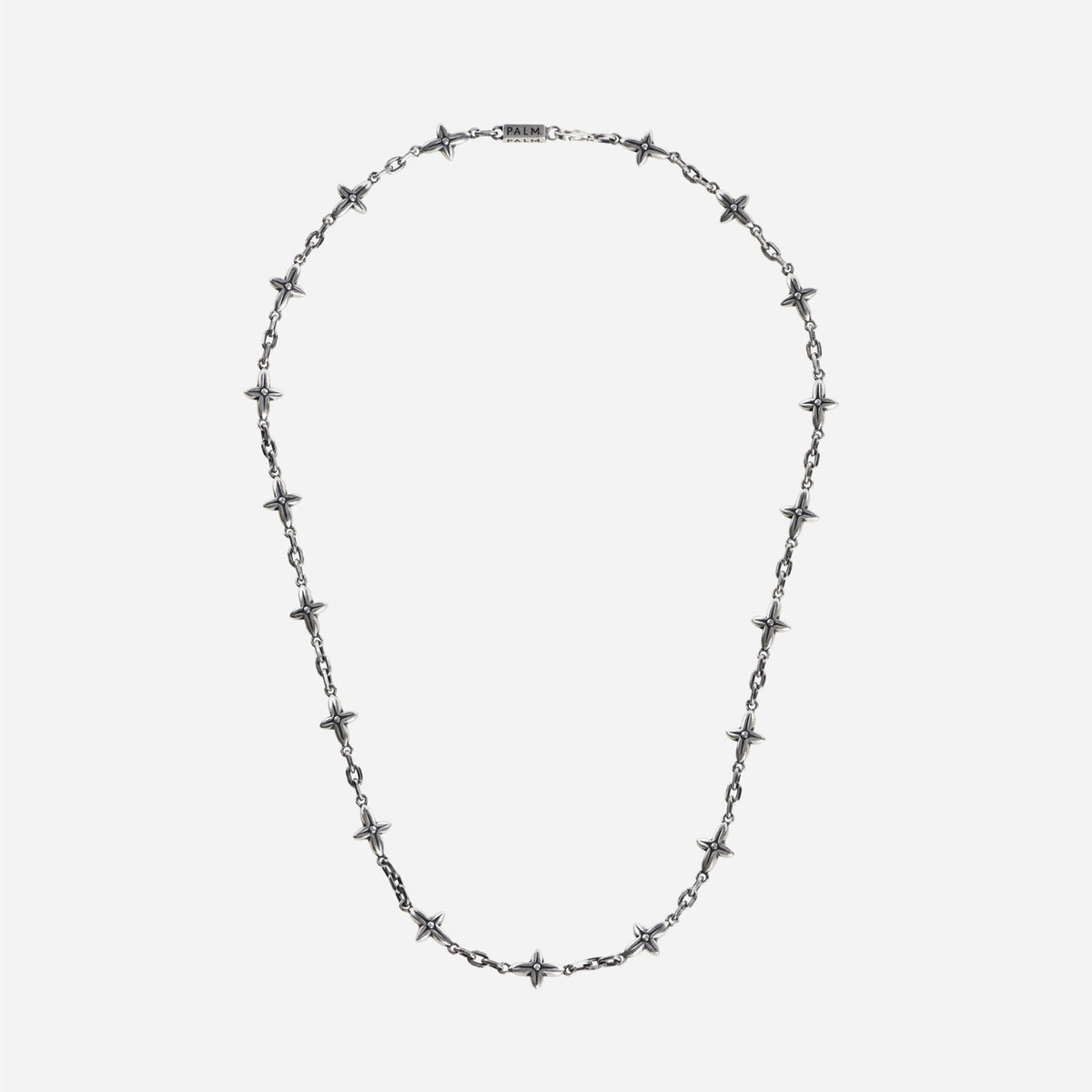 Klaver Ketting: zilveren herenketting met klaverbedels en een gegraveerd PALM.-staafje, op lichte achtergrond - PALM. Jewelry