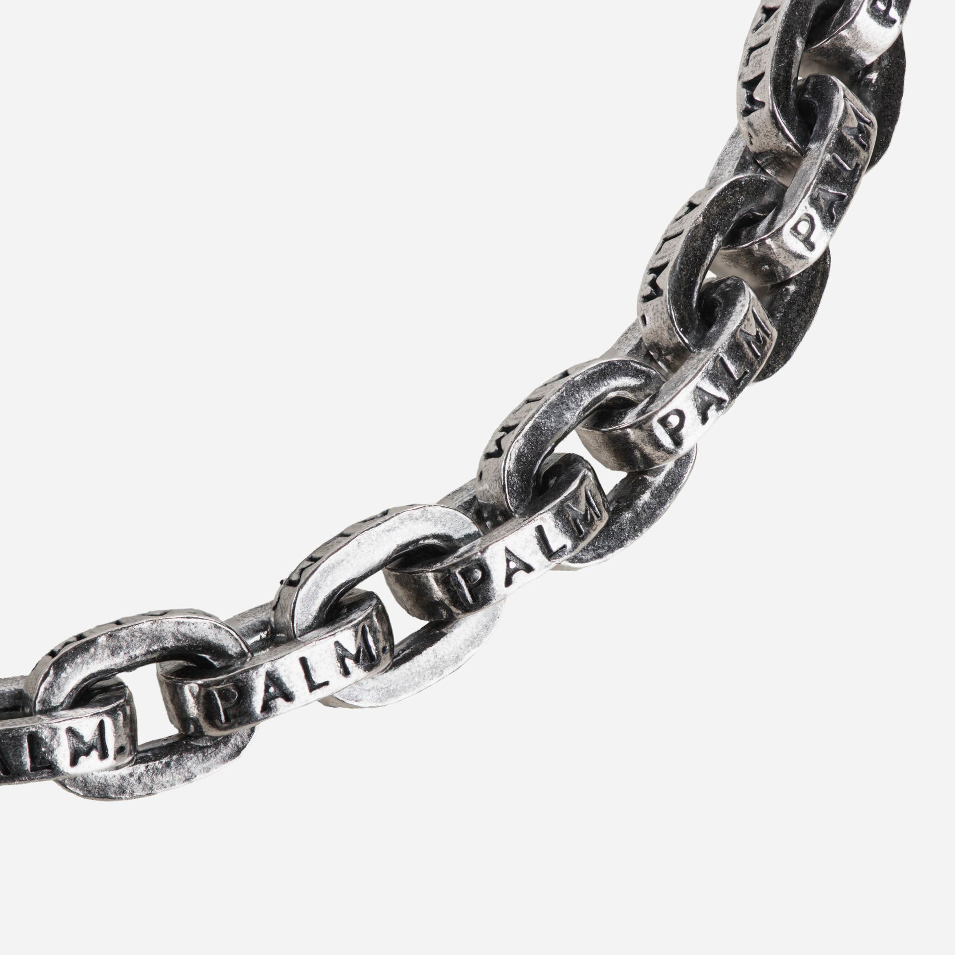 Handgemaakte Initial Armband gedragen om mannenpols
