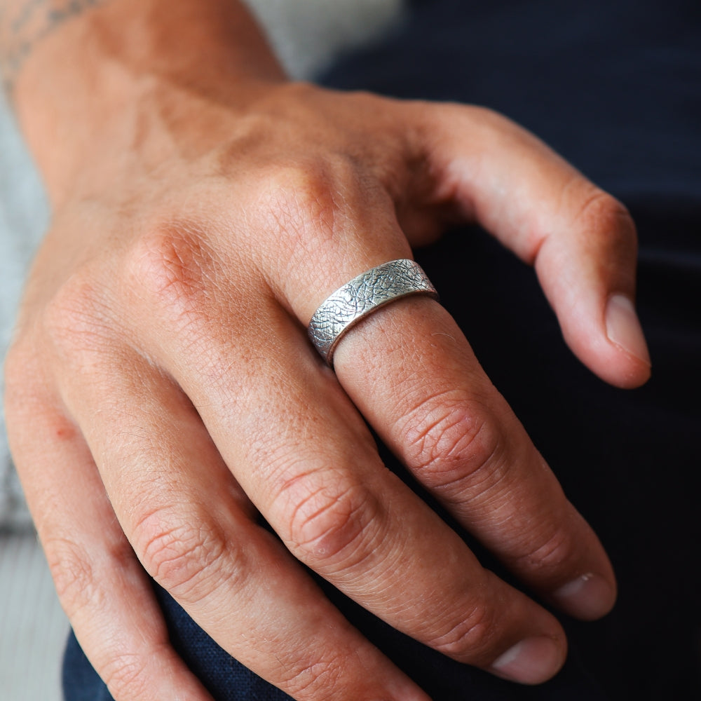 Robuuste zilveren herenring met modern design – NOX RING GROOT van PALM. Jewelry