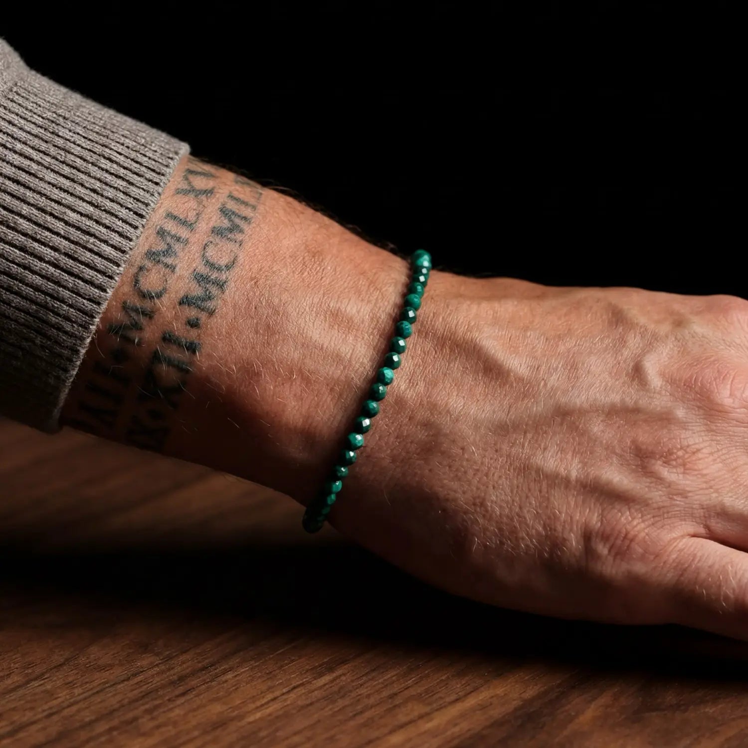 Zilveren herenarmband met malachiet stenen detail close-up