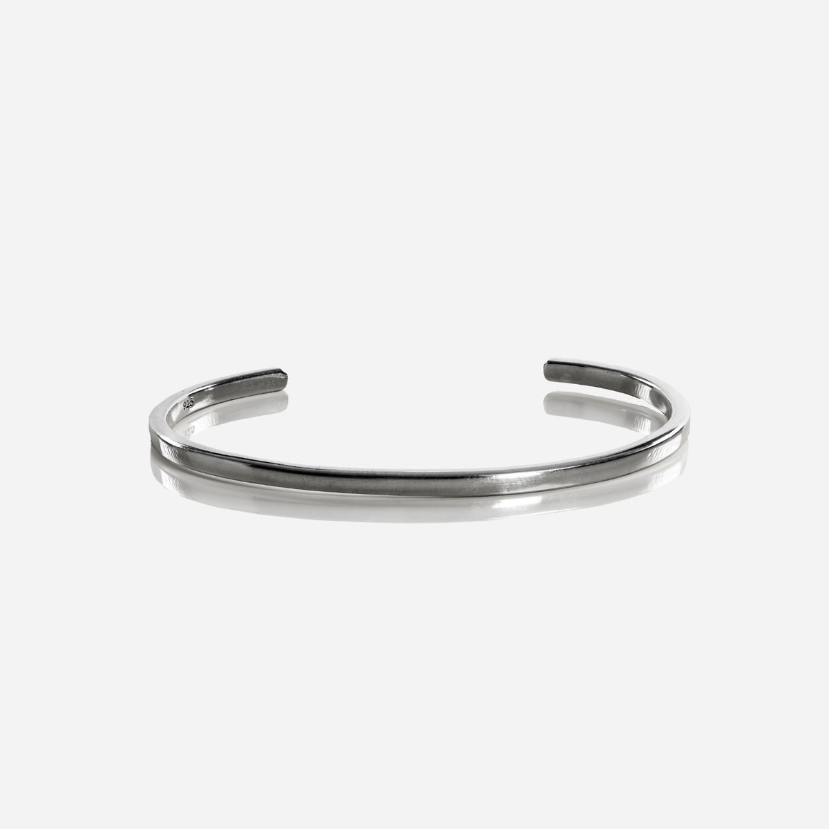 Gentleman Cuff: schmaler offener Herrenarmreif aus poliertem 925er Silber auf hellem Hintergrund - PALM. Jewelry