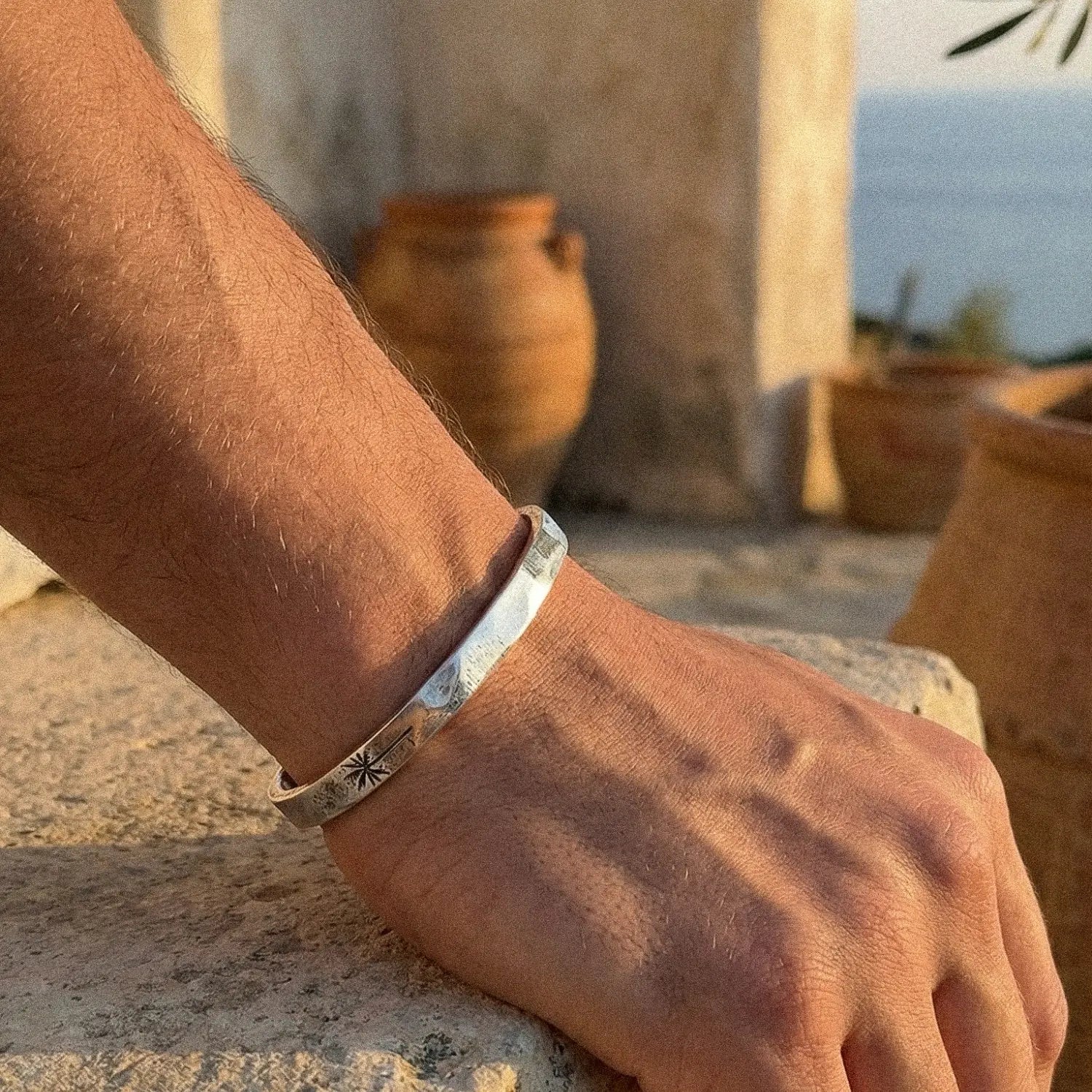PALM CUFF.