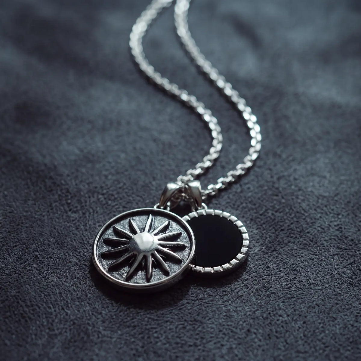 Eclipse Ketting met zonhanger en zwarte onyx op donkergrijs suède - zilveren herenketting van PALM. Jewelry