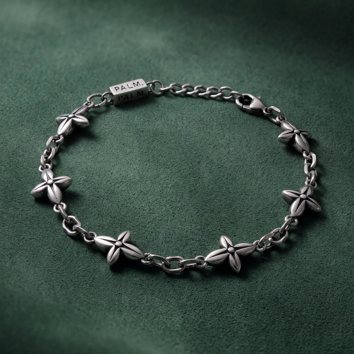 Klaver Armband II met zes klaverbedels en PALM. sluiting op groen suède - zilveren herenarmband van PALM. Jewelry