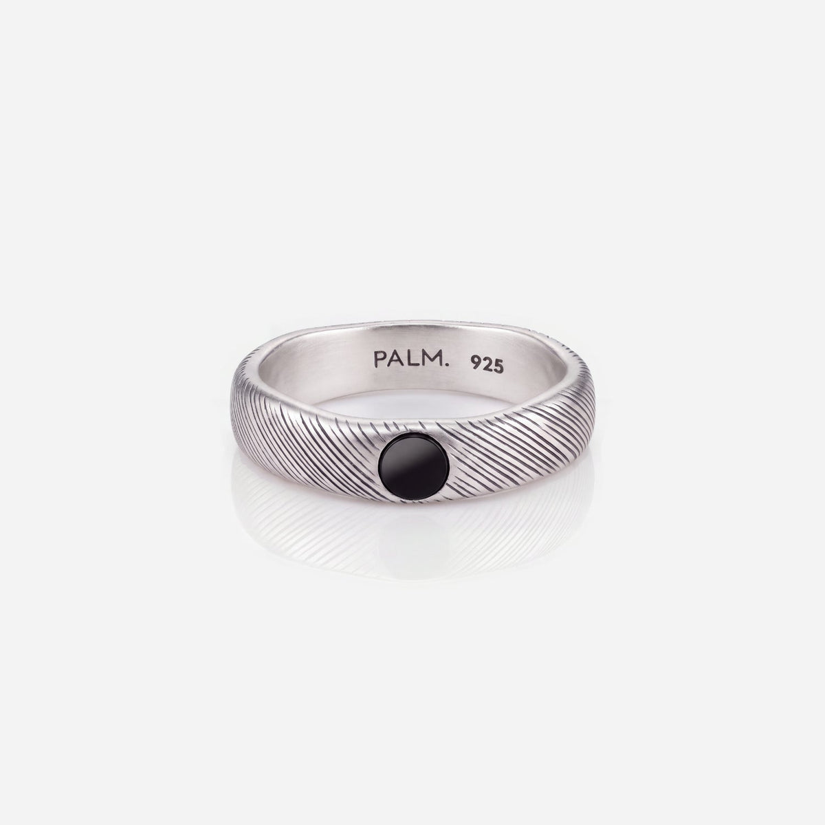 UMBRA RING. bague homme en argent avec onyx noir, texture gravée à la main et poinçon PALM. 925 à l'intérieur