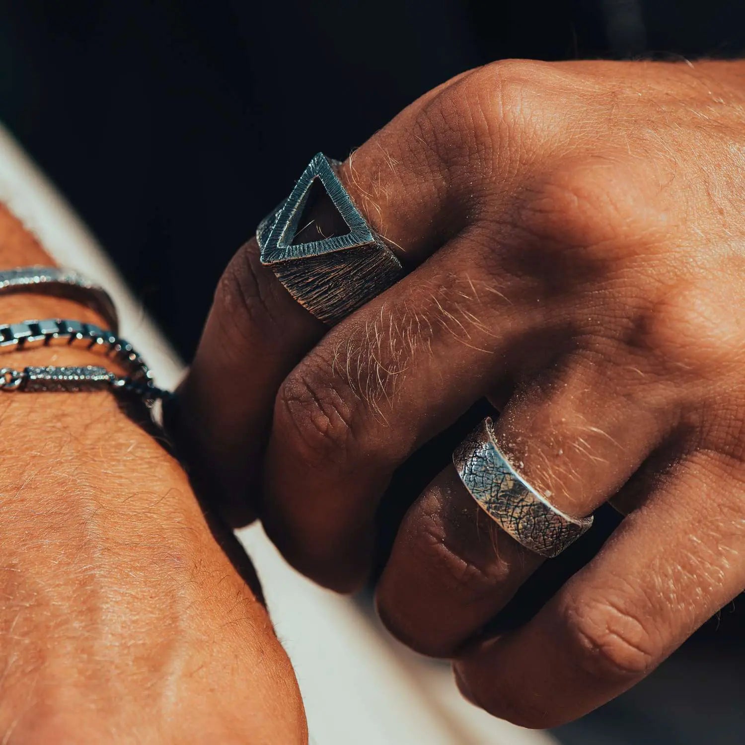 Robuuste zilveren herenring met modern design – NOX RING GROOT van PALM. Jewelry