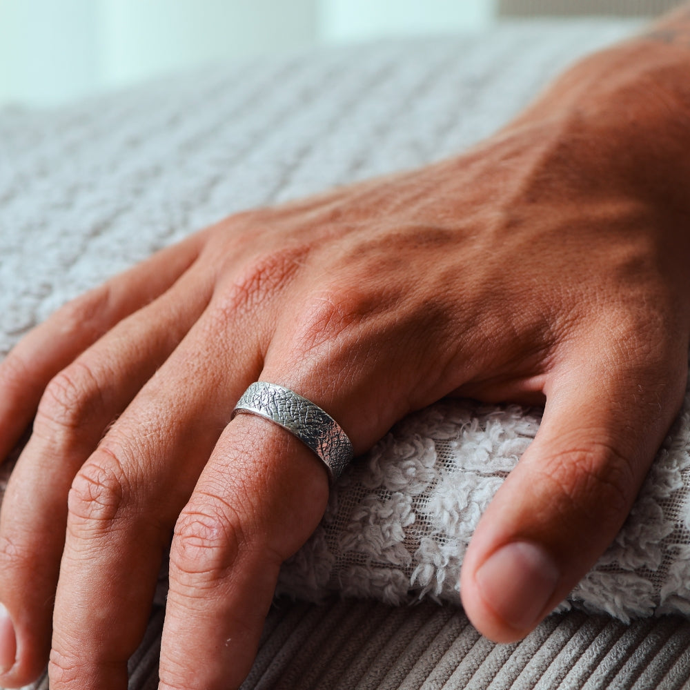 Robuuste zilveren herenring met modern design – NOX RING GROOT van PALM. Jewelry