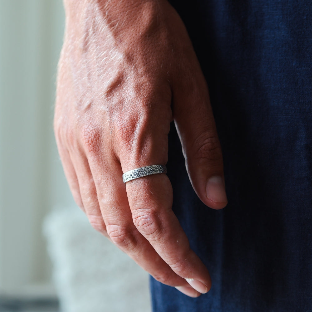 Minimalistische zilveren herenring – NOX RING MEDIUM, handgemaakt door PALM. Jewelry
