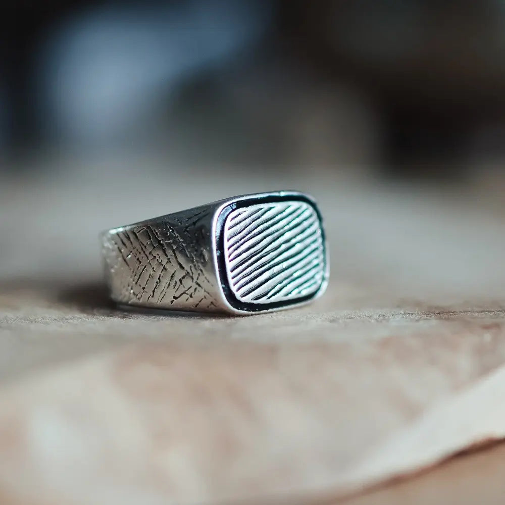 OMEGA RING. – Elegante Zilveren Ring voor Mannen met Uniek Design